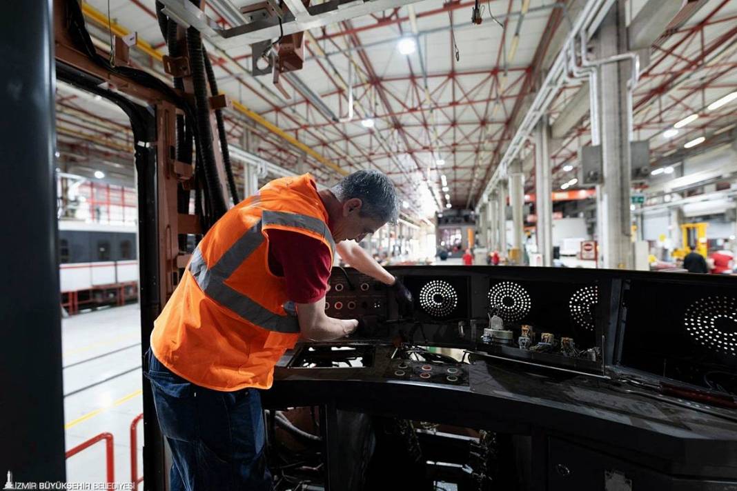İzBB'den dev tasarruf: Metro ve tramvay araçları öz kaynaklarla onarılıyor 12